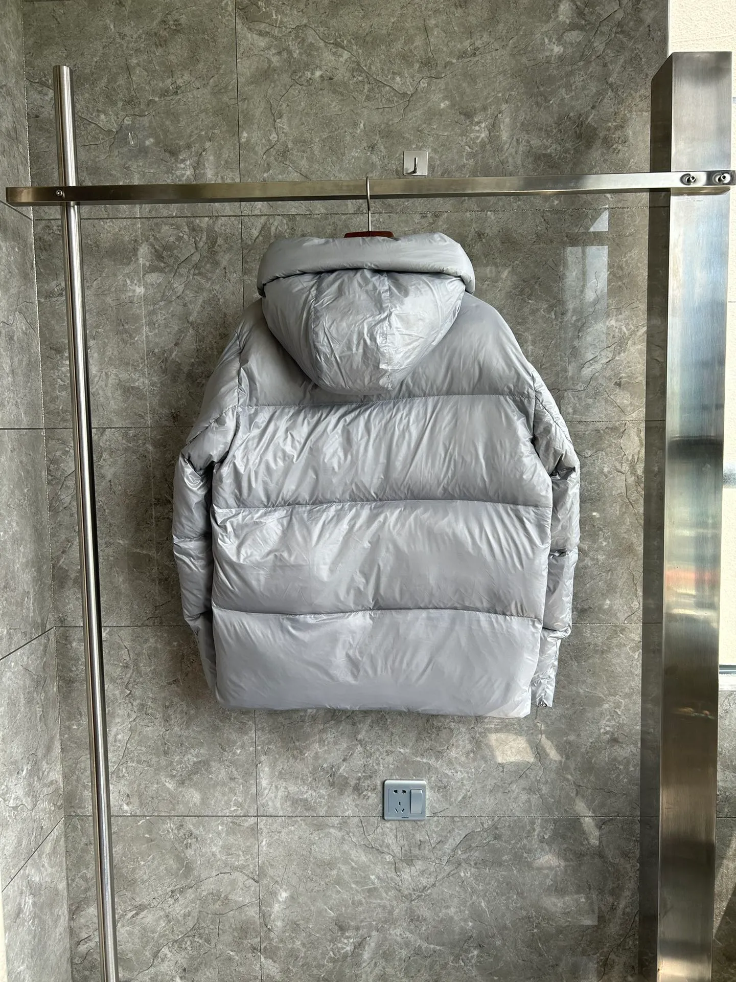 P820 ​​Gray Black Label Style No.: Y111 𝘾𝘼𝙉𝘼𝘿𝘼 𝙂𝙊𝙊𝙎𝙀/Canada Goose 2023 Limited New Crofton Puff Down Jacket Pure Guangzhou Inspection 80 White Duck Down Filling‼  Top version, ceiling level‼ Crofton soft bread, the latest style in 2023, has a cold protection effect of up to level 4. It is made of recycled Feather-Light tear-resistant fabric. It is ultra-light and has no weight on the upper body at all! The unique black label highlights your temperament‼  Canada Goose, a Canadian brand, has always been recognized as the warmest down jacket. Various Instagram celebrities, Internet celebrities, and celebrities often wear it for street photos. I do Canada Goose every year, but I still can’t get rid of my love for the geese. No matter how cold the winter is, there is no need to be afraid, because there are geese! Filled with 80% white duck down, Canada Goose is the legendary warmest down jacket and is known as a must-have for Arctic outdoor sports! The most popular down jacket in the world, celebrities are rushing to buy it, it is a must-have! Same style for men and women Size: S~XXL